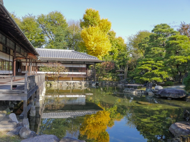 渉成園:池の向こうに臨池亭