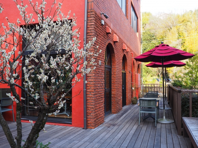 湯河原美術館の庭から見たカフェ